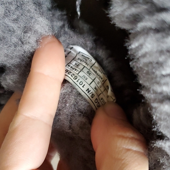 Ugg Women Bailey Button II Booties Sheepskin shoes sz 8 - Picture 13 of 16